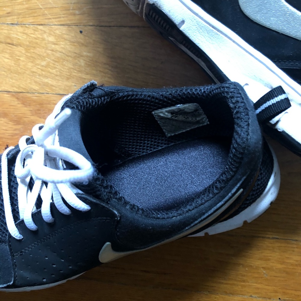 black nike sneakers! 9.5 - Picture 4 of 5